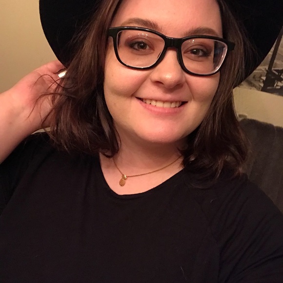 Meet your Posher, Ashlyn - Picture 1 of 4